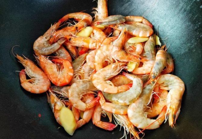煮大虾不加水,巧用一招,做好后虾肉不柴不腥,鲜嫩味道香