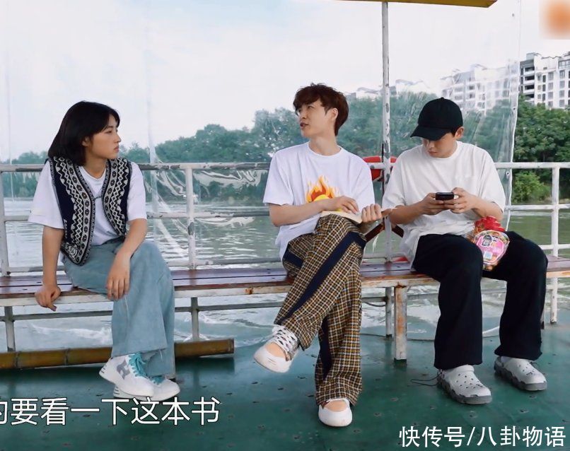 小朋友|张艺兴外出招呼小朋友，却意外偶遇“吴亦凡”，下意识表情太好笑