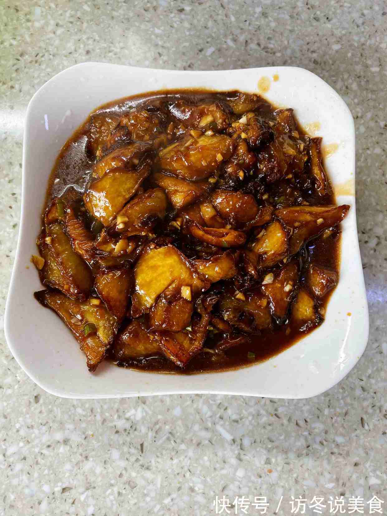 现在才知道,炒茄子不能先放油!大厨教你1招,茄子不吸油不发黑