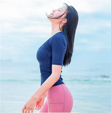 女神范|街拍女神温文儒雅的紧身打底裤小姐姐，大长腿十分亮眼