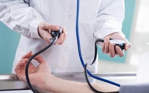 食物|得了高血压,记得多吃5种食物,清理血管,血压或能慢慢平稳