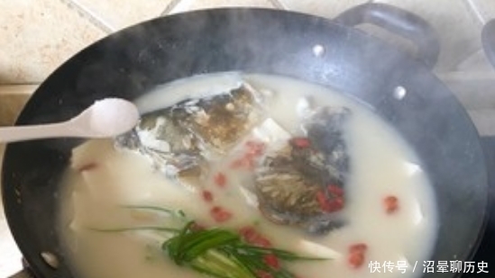 腥味|鱼汤颜色白不白,什么时候加水很重要!这时候加,浓白鲜美沒腥味