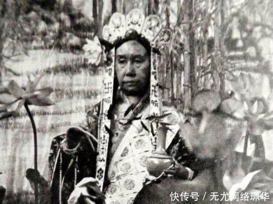 勋龄|1903年,慈禧拍了第一张照片,照片里的她紧张的像个孩子