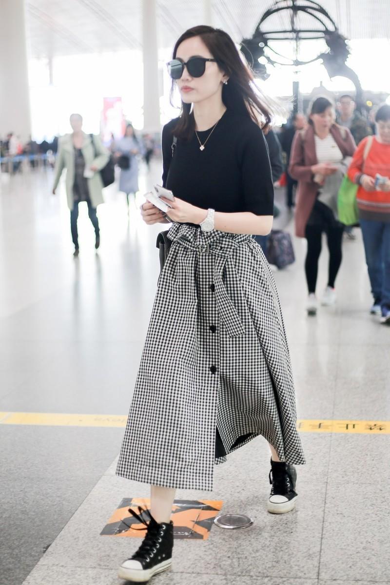 包臀裙|马蓉的夏季机场造型还挺潮流!针织衫搭配格纹半身裙,简约洋气