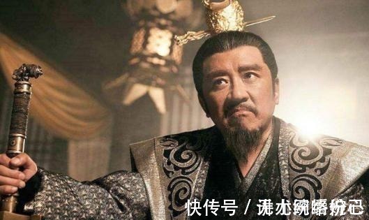 王仙芝@逃荒路上,母亲背着长子却让幼儿步行,一将军见状:其中定有蹊跷