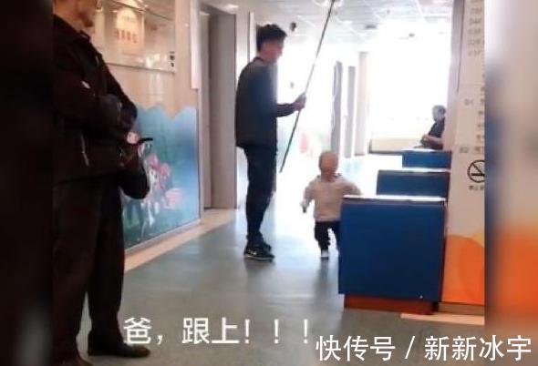 点滴|2岁萌娃挂点滴“溜爹”,医生在一边都看懵了,宝宝:爸,跟上
