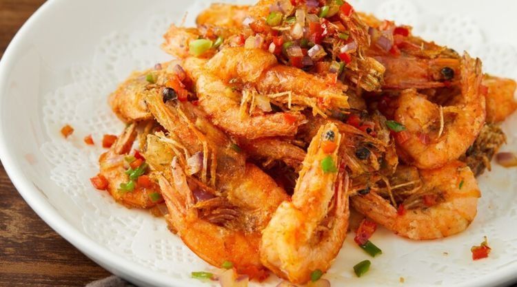 大虾不要再白灼了，教你一个做法，鲜咸入味又酥脆，好吃又下饭