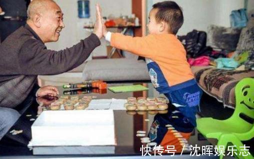 老人|孙女和爷爷睡觉从来不哭,看到真相后宝妈怒骂你不要脸孩子要脸