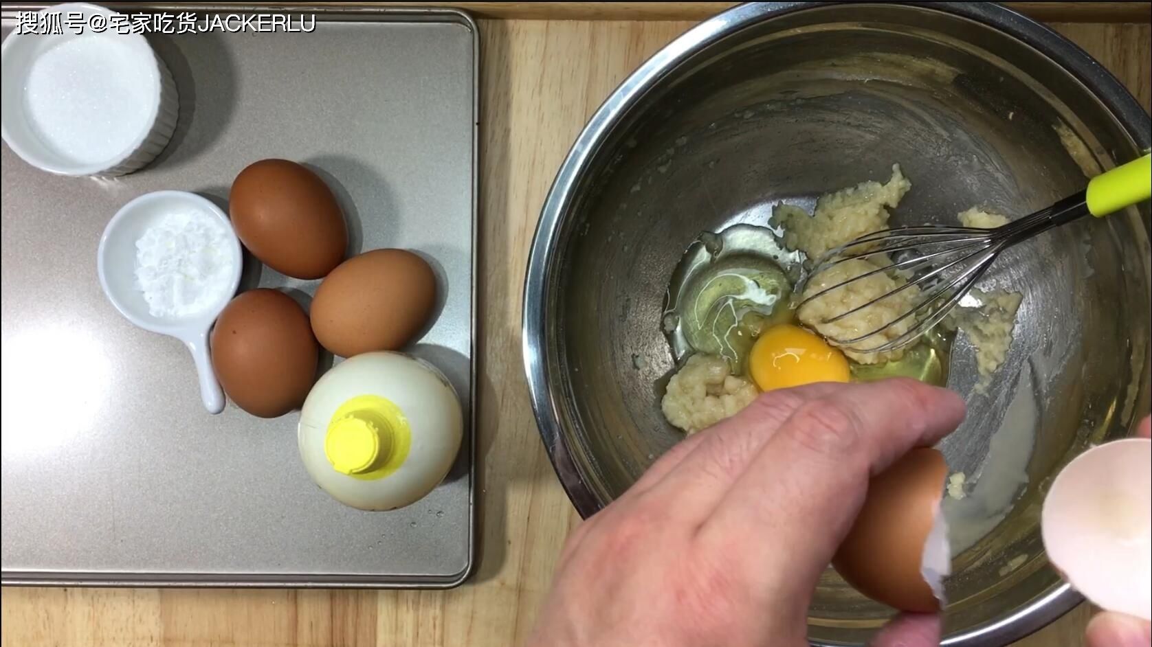 炼乳纸杯蛋糕，小巧可爱，奶香浓郁，口感细腻，制作简单，一次成功。