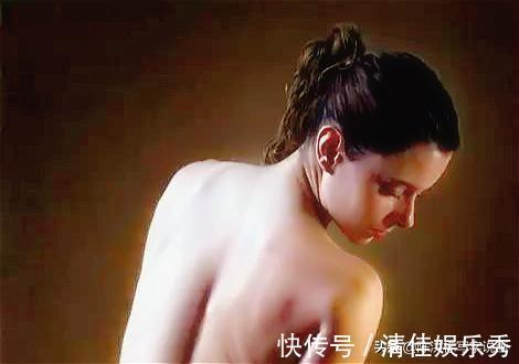 哈维尔|他画女人体比冷军还逼真,照相机都拍不出来,网友:怎么好意思画