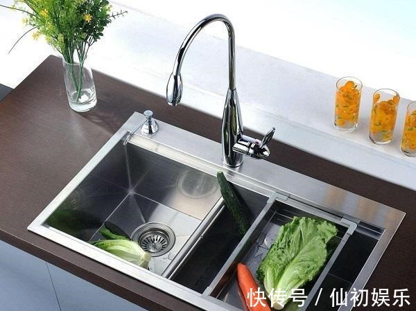 下水道被油污糊死了,用热水冲最不明智,这几个妙招教给你