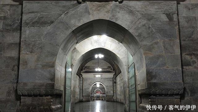  探路|1956年定陵考古：金刚墙打开后散黑烟，考古人员放公鸡探路