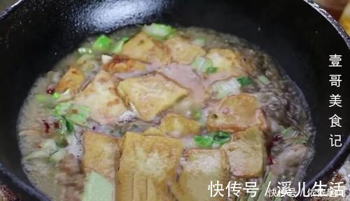 豆腐块|白菜别再直接炒了，加1块豆腐，比吃肉还过瘾，上桌连汤汁都不剩