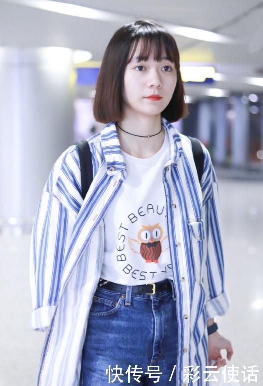 段奥娟瘦了之后穿衣服太好看了吧!白色T恤配条纹衬衫,明艳动人