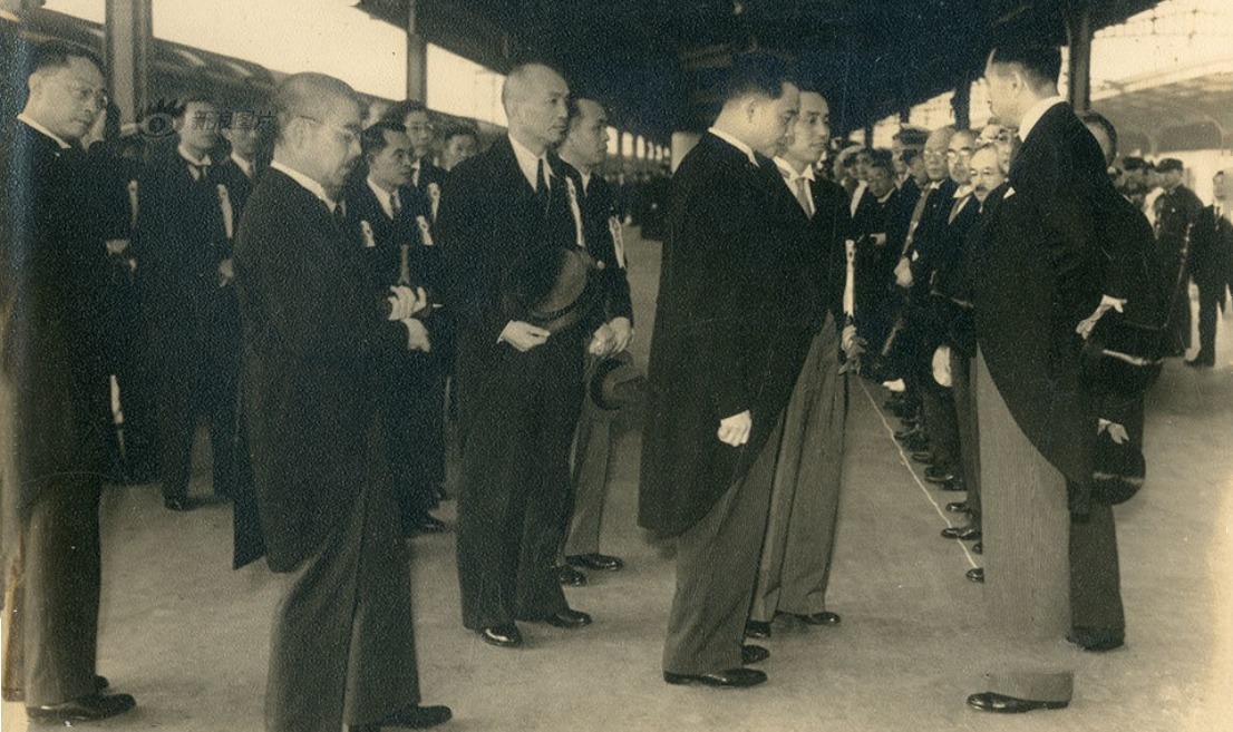 张照片为1941|汪精卫访问日本照片：与东条英机座谈，祭拜前首相犬养毅