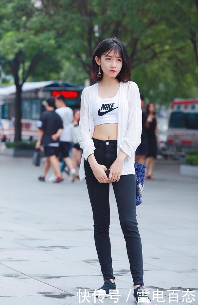 白加黑的色彩搭配，姐姐短发也清纯可爱