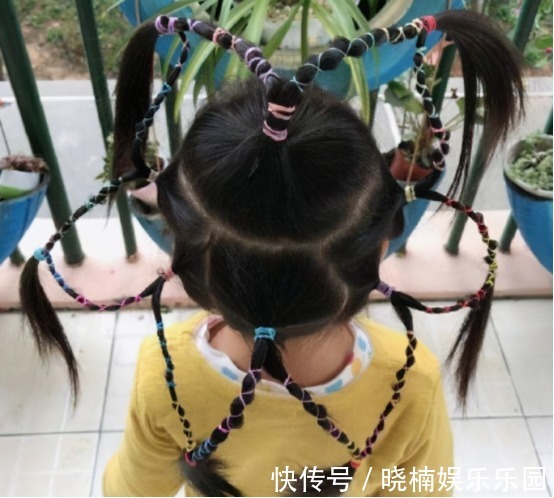 孩子|幼儿园老师给孩子扎头发,宝妈看后心疼不已,老师:要么直接剪短