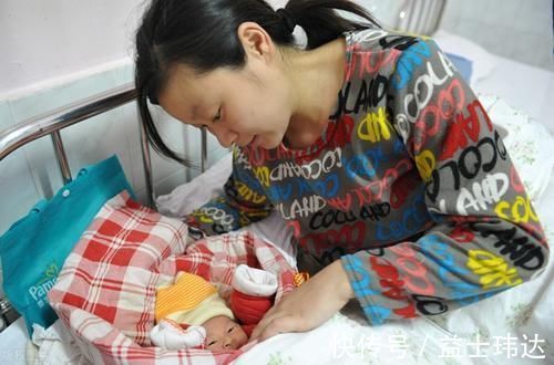 抱抱|宝宝一个人躺着玩好还是经常被抱好?医生:这样养大的孩子更好!