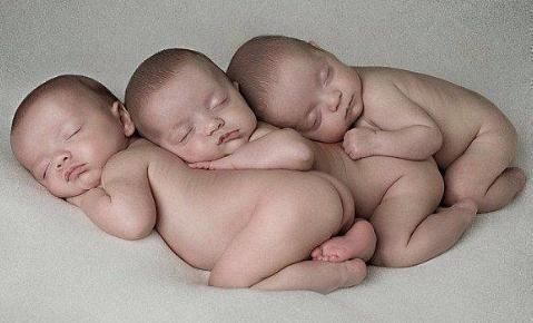 英国|英国曾经最萌的三胞胎长大了,现在的模样再次萌翻众人