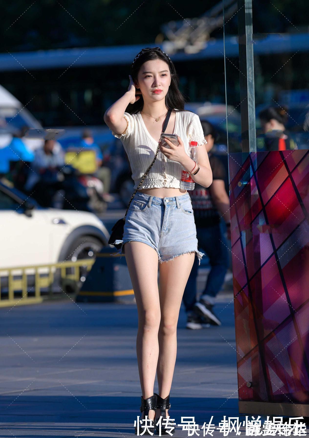 短袖|白色针织短袖很温柔,木耳边设计显可爱,搭配牛仔裤显年轻