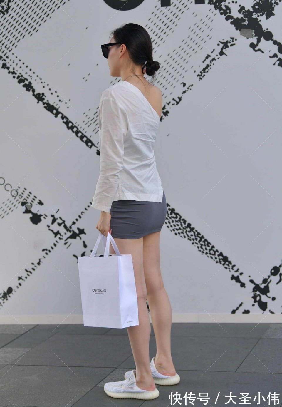 前卫感|美女街拍:微胖非胖,而是恰如其分的美,微胖女生穿啥都好看,一起吃个饭吧