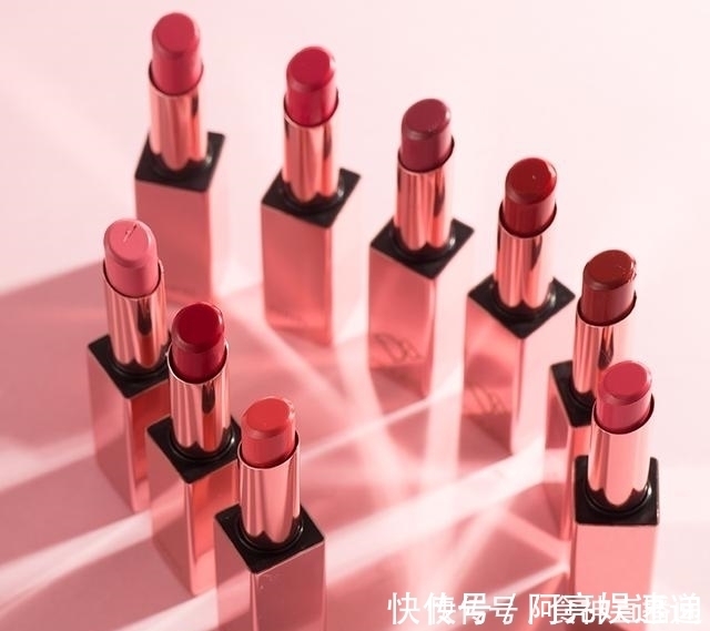 嘴唇|女人“涂口红”和“不涂”,化妆师:瞧下图,你就知道差距有多大