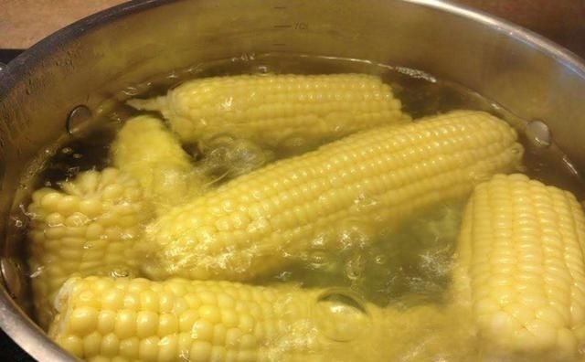 煮玉米时，只放清水是错的多加2样东西，玉米软糯香甜，收藏了