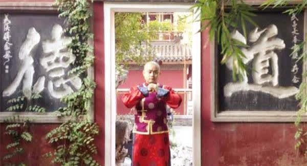 阿哥 2012年,一汽车修理工以清朝“阿哥”自居,上相亲节目找“福晋”