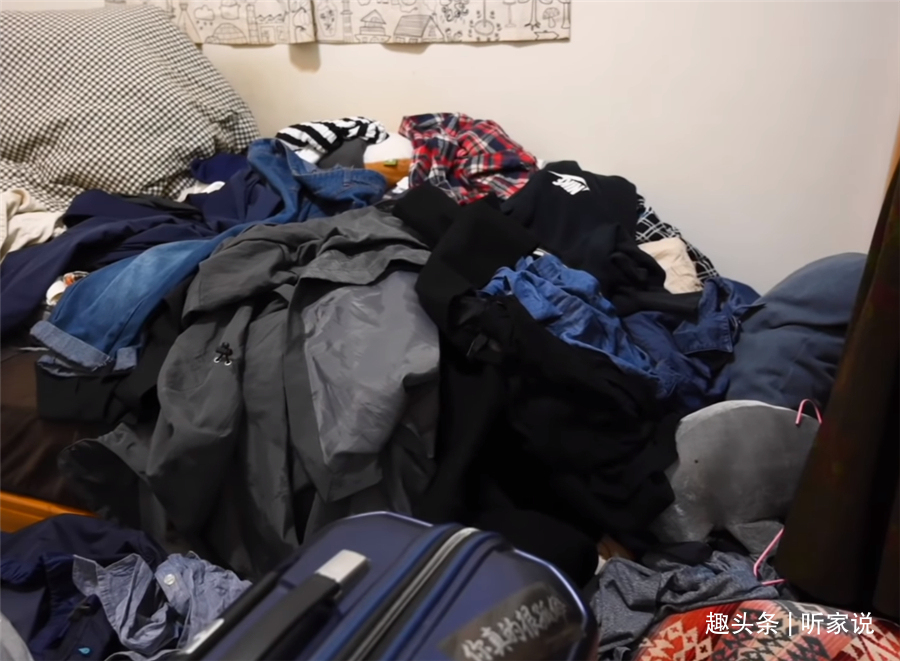 姑娘|“囤积癖”姑娘10㎡卧室，衣服堆积如山，3名整理师8小时打扫干净