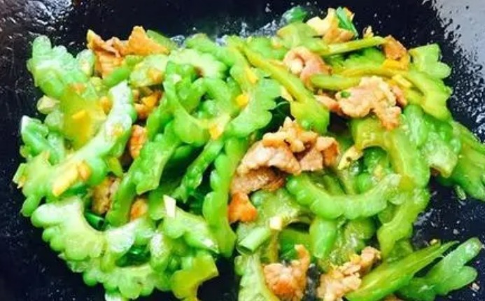 炒苦瓜,不要切了就下锅,炒前“多做两步”,脆爽可口,苦味淡
