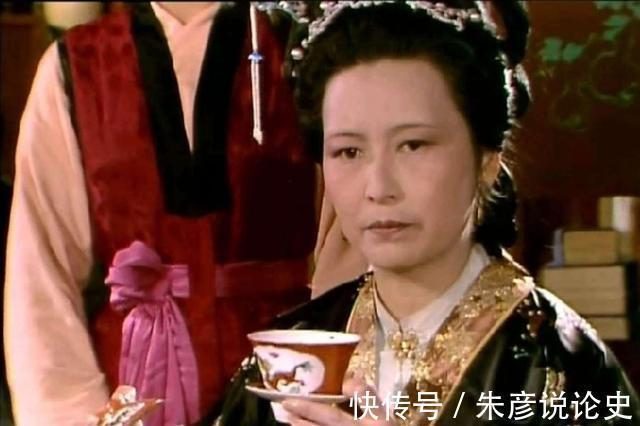 丫鬟#端午节的晚上,晴雯拒绝陪宝玉洗澡,拉开了悲剧人生的开始