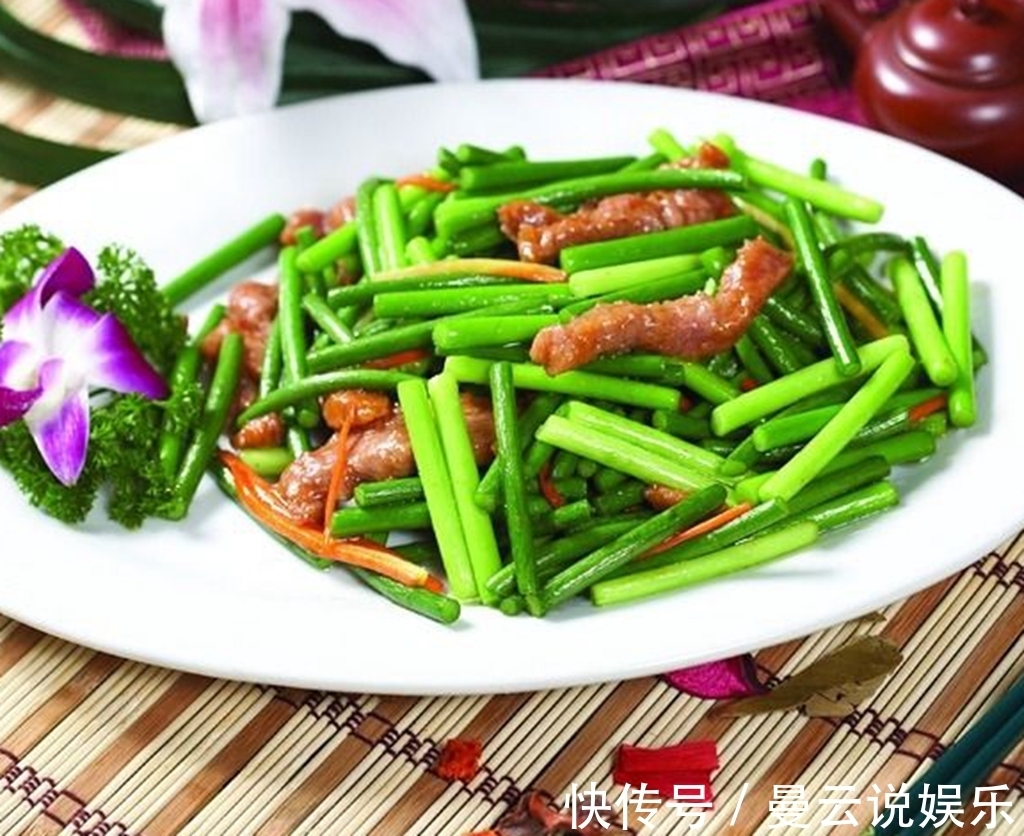 炒蒜苔时，万万别直接下锅炒，如果少了这一步，又老又柴还发黑！