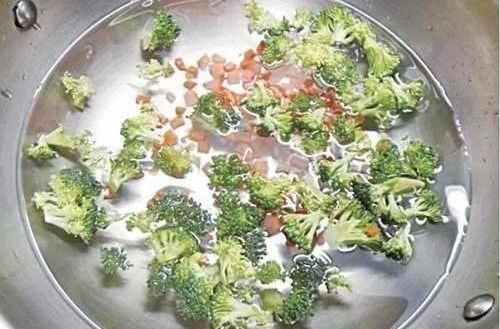 日常生活中|注意!日常生活中，一些表面看似孩子正常的表现，可能暗藏危险