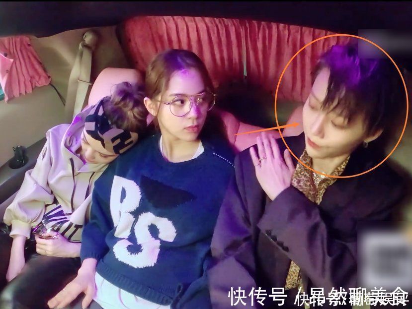 刘雨昕发现欧阳娜娜很疲倦,随后举动被镜头拍下,关系亲疏很显然