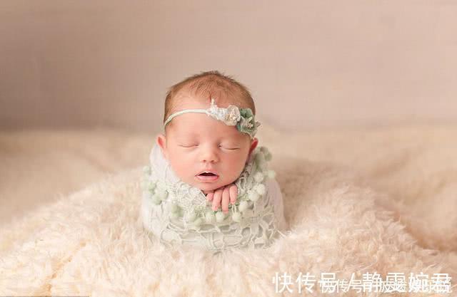 护士|护士给刚出生的男宝宝洗澡,小家伙的动作,把妈妈乐坏了