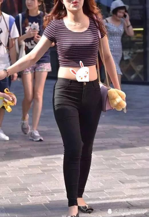 低领小背心+牛仔热裤,彰显修长双腿线条,充满魅力女人味