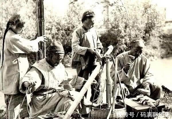 清朝|清朝老照片：图二先进的工厂让人感觉不可置信，图四是传统做鞋的老手艺