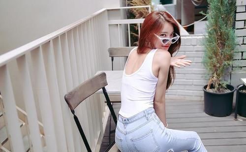 潮范儿美搭俏皮中带点性感的女生,应该是很多人喜欢的类型吧