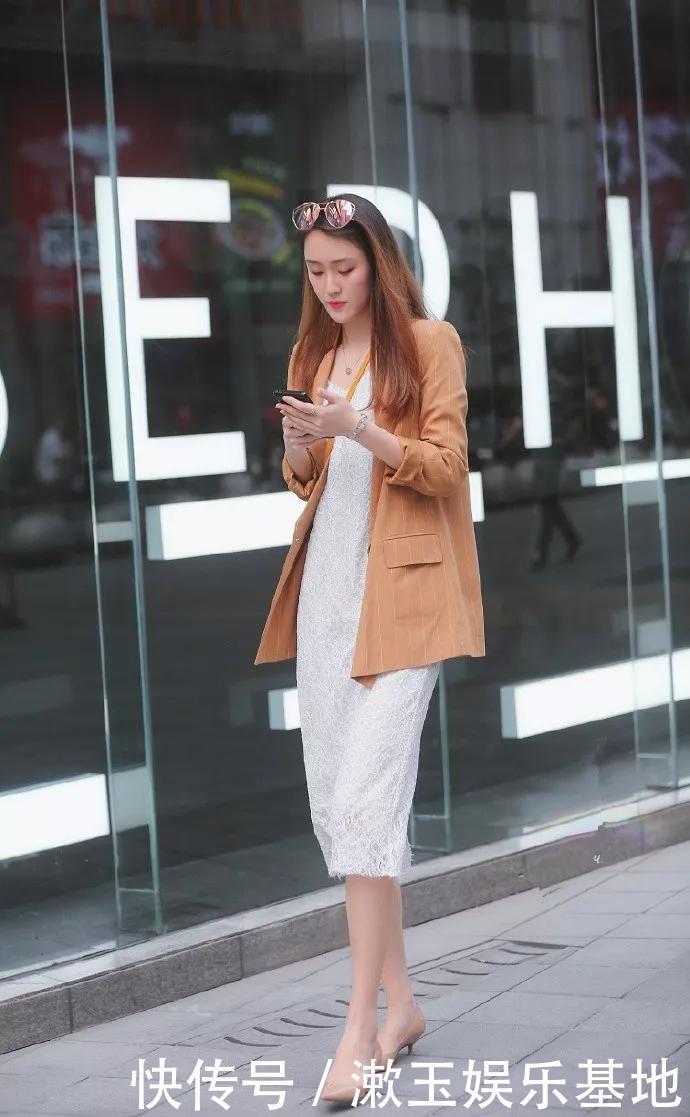 街拍:连衣裙外搭一件橘色的衬衫,显得干练又有气质