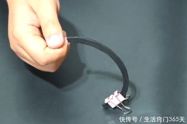 把长尾夹夹在拖鞋上,这用途太厉害了,解决了家家户户的烦恼