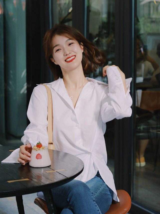 牛仔裤|普通女孩如何穿搭？白色衬衫搭配牛仔裤，也可以很精致又洋气