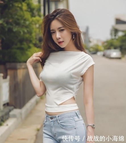 街拍|街拍：大长腿美女白色T恤搭配灰白紧身牛仔裤时尚有气质