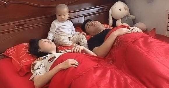 承受能力|一家三口睡觉走红:爸妈装疯卖傻,好一对“戏精”,宝宝一脸茫然