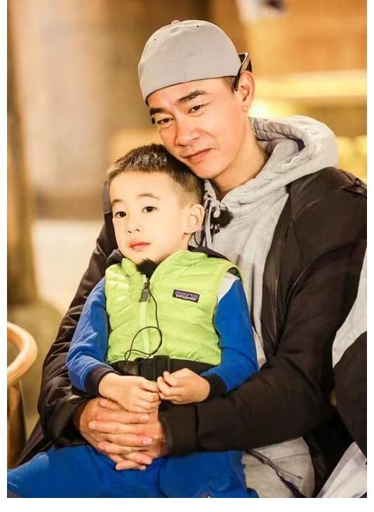 七年之痒|陈小春晒出一岁儿子照片,跟大儿子长的一模一样,一家人和乐融融