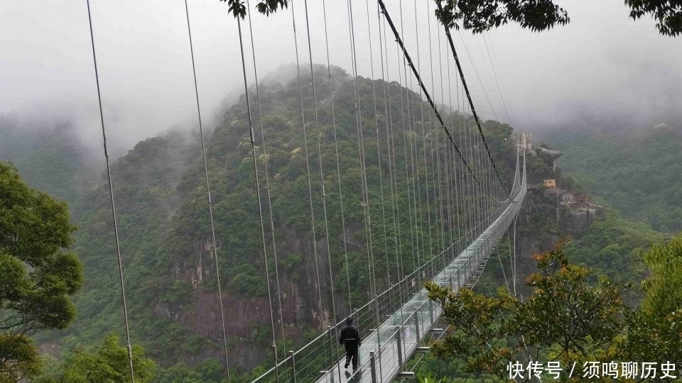 地带|看着都怕！景区高空栈道玻璃掉落，被困人员自行爬回安全地带脱困