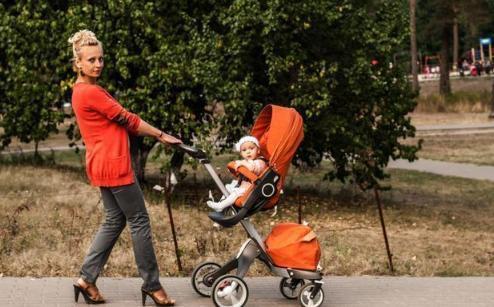 损伤|孩子这个月龄最好不要坐婴儿车,脊椎可能易受损伤,家长们别大意