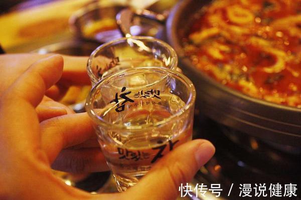 柳叶刀肿瘤学|加拿大研究称部分癌症和饮酒有关:出现4种现象,赶紧放下酒杯!