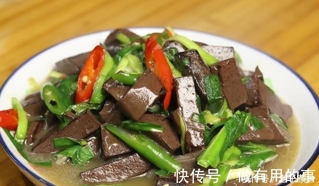 线椒|猪血和此菜才是绝配,5块钱炒一盘,补铁助消化,我家一周吃2次