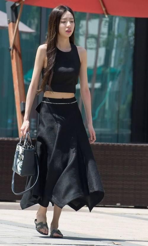 图1超薄黑丝！图2斜肩包臀裙，图3露脐装配拖鞋吗？