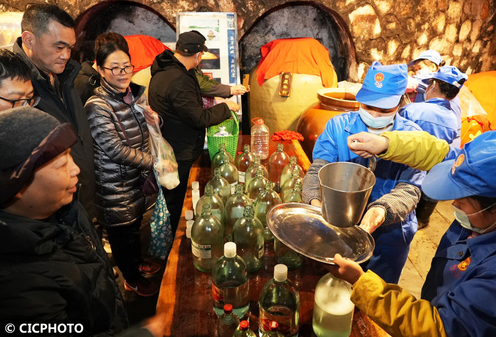 icphoto|广西桂林：象鼻山“打酒”过大年